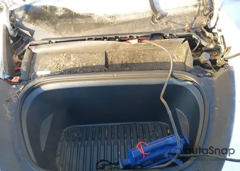 2024 Tesla Model Y Long Range Dual Motor All-Wheel Drive/Rwd z USA, uszkodzony, nr VIN 7SAYGDED8RF089268